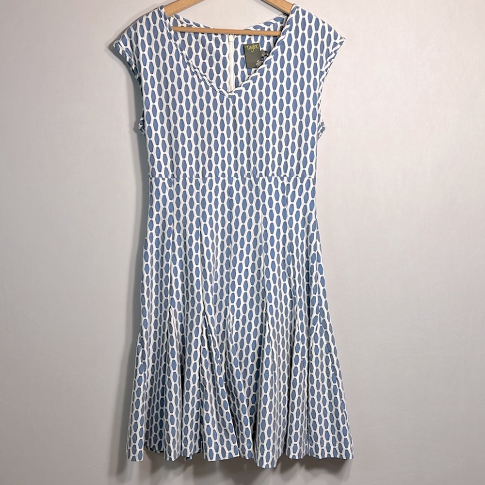 Taylor Fit and Flare V-Neck Bue and White Dress size 6